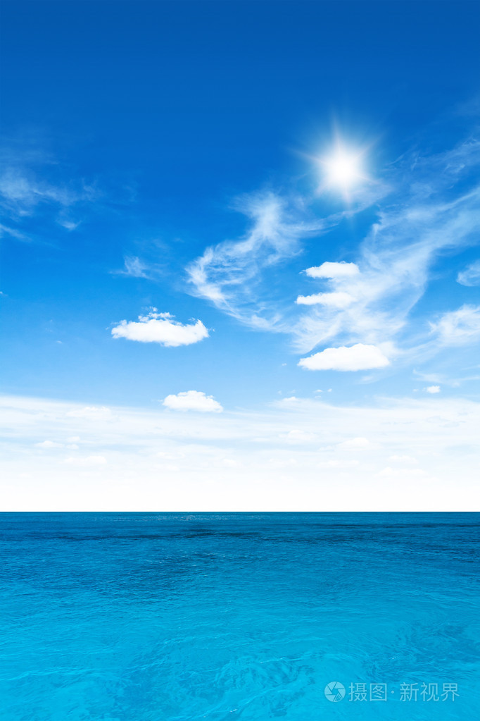 多云的天空和海洋