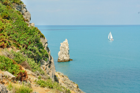 岩石和船舶在雅尔塔附近海中。crimea.ukraine