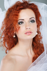 美丽的红发新娘的画像。婚纱礼服。婚礼装饰