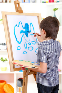 画架上的小男孩绘画涂料图片