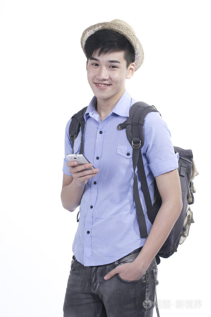 在手机上使用互联网的年轻亚洲英俊学生男人的肖像