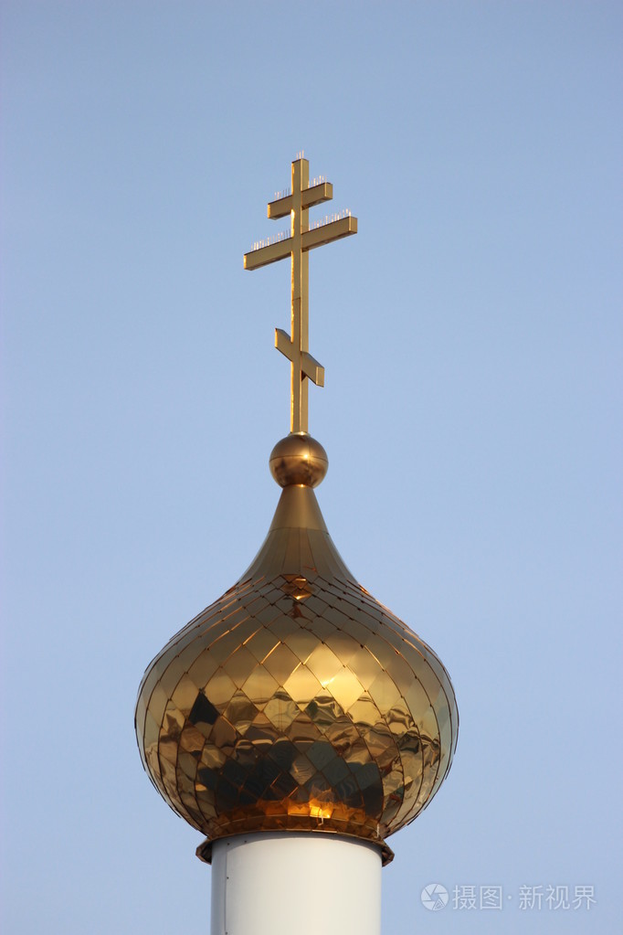 俄罗斯东正教大教堂圆顶和一个十字架的蓝蓝的天空背景上