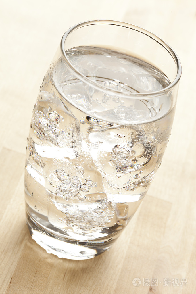 新鲜清澈的水一杯
