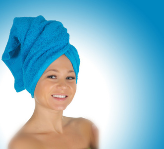 水疗中心的女孩。用蓝色的毛巾沐浴后美丽的年轻女子。分离和提纯