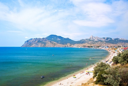 夏天有山与海的风景。科托贝尔，克里米亚，ukrai