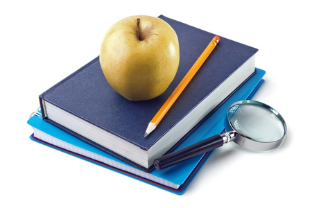 笔记本和苹果在白色背景上孤立