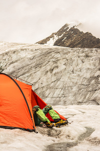 登山者已躺在帐篷里在冰川上休息