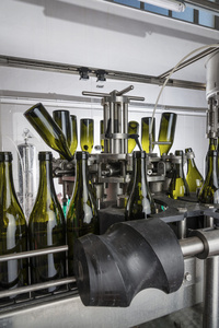意大利，西西里岛，葡萄酒瓶正在洗和充满酒由某葡萄酒厂工业机器
