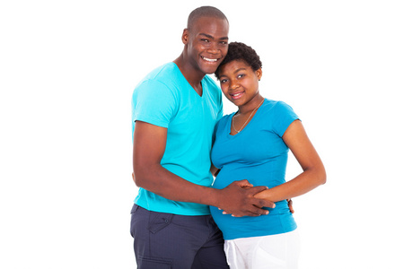 非洲裔美国孕妇和丈夫在白色隔离