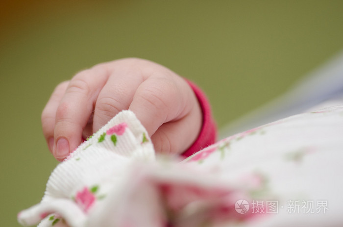 刚出生的婴儿的女孩的手照片