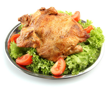 与蔬菜，孤立在白色的板上美味整个烤的鸡