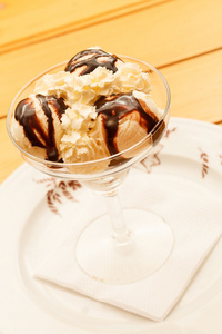 冰淇淋与巧克力糖浆