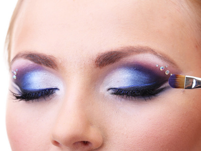美丽的女性眼睛明亮的蓝色化妆和画笔