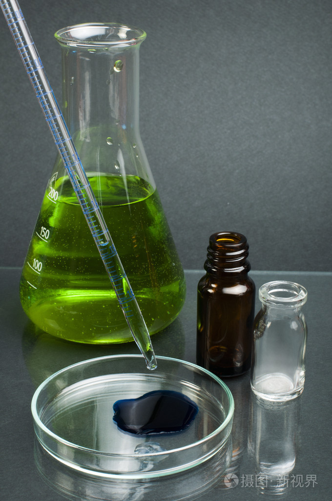 实验室烧杯装满了绿颜色液体物质
