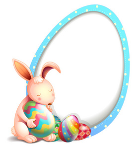 一只兔子在蛋形标志旁边的复活节彩蛋