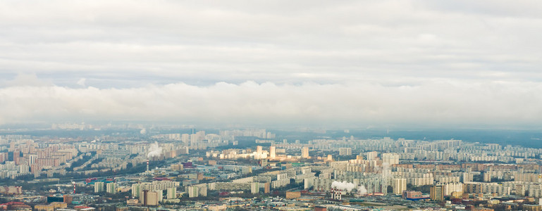 以上在秋天查看莫斯科市容和蓝云