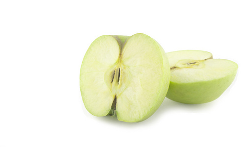 孤立在白色背景上的绿色苹果的两半