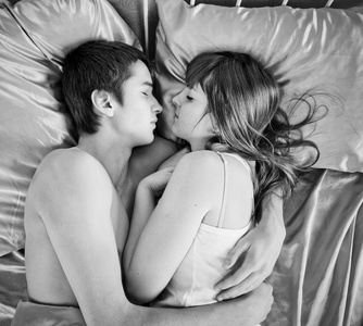 年轻夫妇睡在一张床