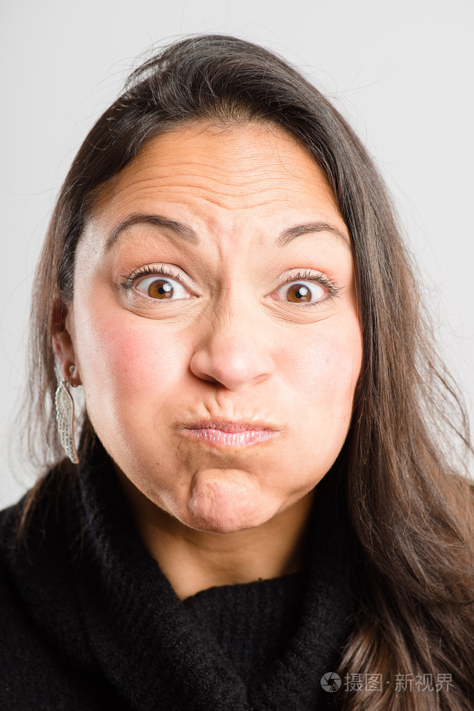 搞笑女人肖像高清晰度灰色背景