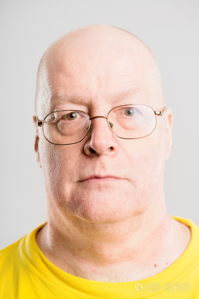 严肃的人的肖像高清晰度灰色背景