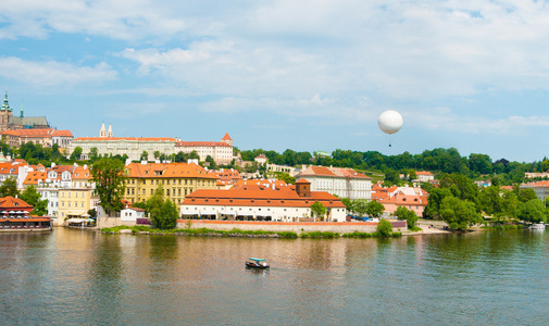 查看关于夏天布拉格以上河伏尔塔瓦河