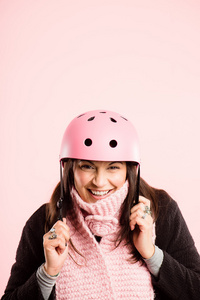 穿单车头盔肖像粉红色背景真实的搞笑女人