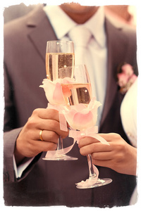 新婚夫妇举杯同香槟