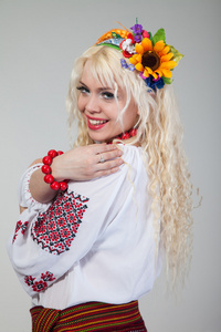 女人穿乌克兰民族服饰