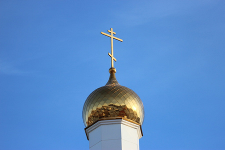俄罗斯东正教大教堂。圆顶和一个十字架的蓝蓝的天空背景上