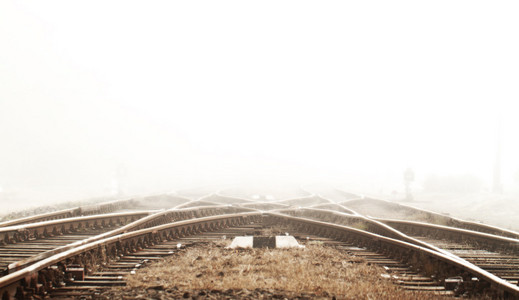 铁路在雾中