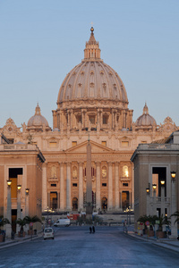 在罗马圣伯多禄大殿立面上的日出