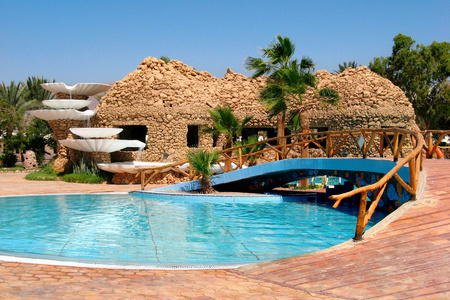 埃及特定栏与游泳池在度假村努韦巴
