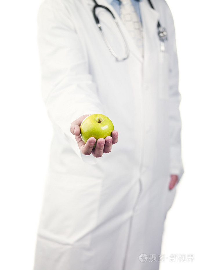 裁剪图像的医生抱着青苹果