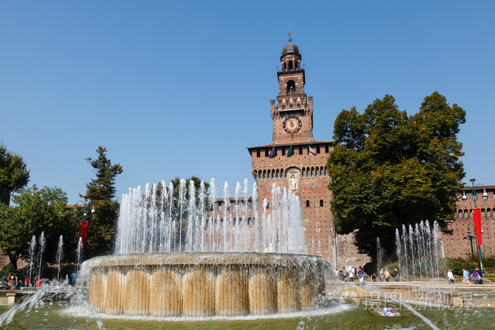 在意大利米兰，伦巴第大区 喷泉和斯福尔扎城堡
