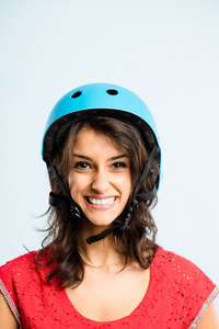 搞笑女人穿着单车头盔肖像真正高清晰度电视