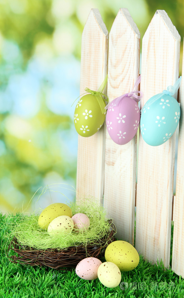 艺术与栅栏上挂着的鸡蛋复活节背景