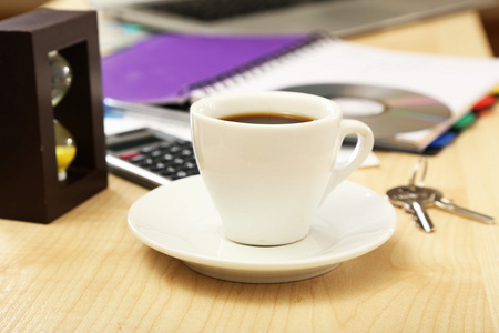 杯咖啡上办公室桌面特写