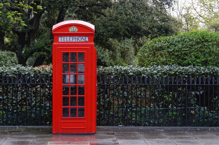 在伦敦传统红色电话亭