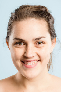 快乐的女人肖像真正高清蓝色背景照片