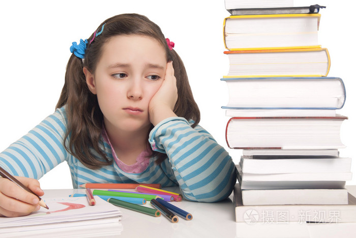 彩色铅笔和书籍的漂亮女孩担心
