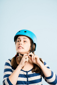 搞笑女人穿着单车头盔肖像真实