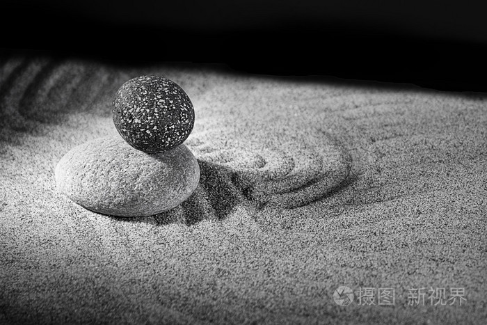 三个石头在沙子里