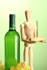 manekn s vvrtkou a lhev vna, na zelenm pozad模特与开瓶器和葡萄酒瓶，绿色