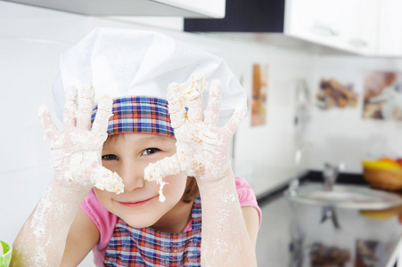 在厨房里做饭的小女孩