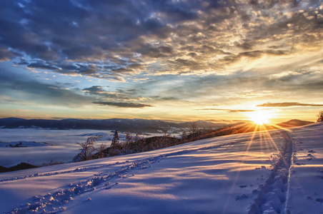 在冬天山景观壮丽日落