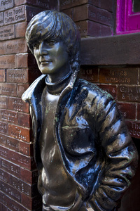 约翰列侬在利物浦的雕像