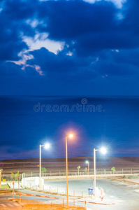 三根五彩缤纷的电线杆，夜景一览无余