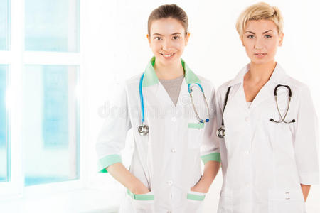 医院里有两个年轻医生