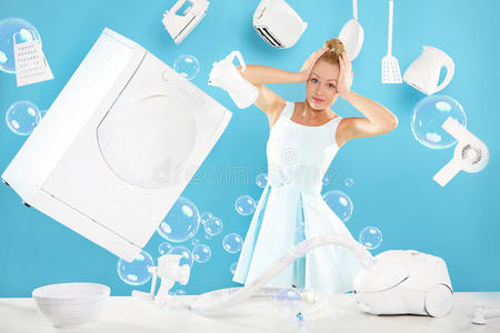 家常的女人打扫卫生，打扫羽毛，做饭，打扫房间。
