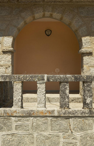 仿古建筑岩石立面，有拱门和暖色调墙。